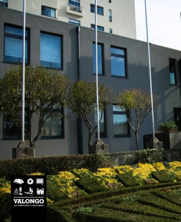 Fachada moderna do edifício Valongo com jardins bem cuidados.