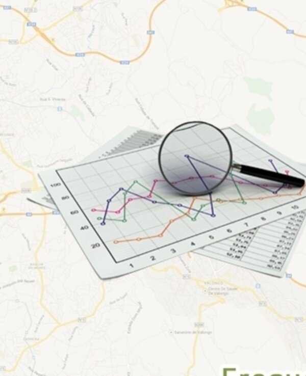 Gráficos de dados com uma lupa e uma caneta sobre um fundo de mapa.