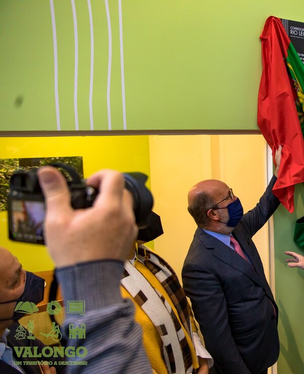 Cerimónia de descerramento de uma placa com a bandeira de Portugal.