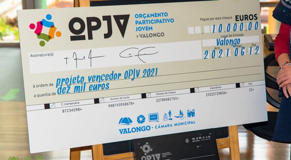 Um grande cheque simbólico de 10.000 euros do OPJV de Valongo.