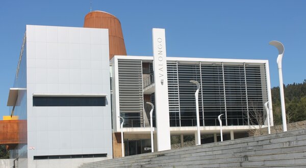 Edifício moderno em Valongo, com escadas e fachada de vidro.