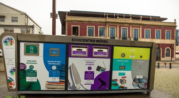 Ecocentro Móvel com compartimentos para reciclagem de diversos materiais.