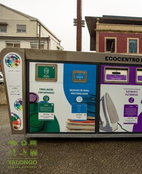 Ecocentro Móvel com compartimentos para reciclagem de diversos materiais.