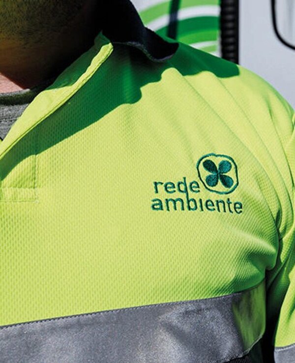 Homem com camisa de trabalho verde e cinza da empresa Rede Ambiente.