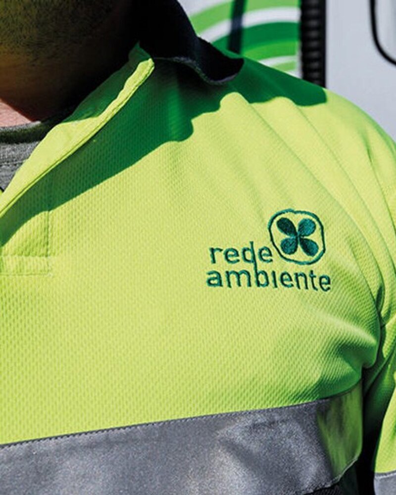 Homem com camisa de trabalho verde e cinza da empresa Rede Ambiente.