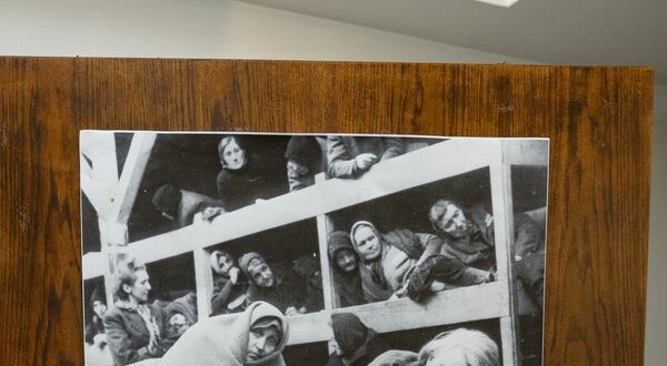 Cartaz da exposição 'Para Nunca Esquecer' sobre o Holocausto.