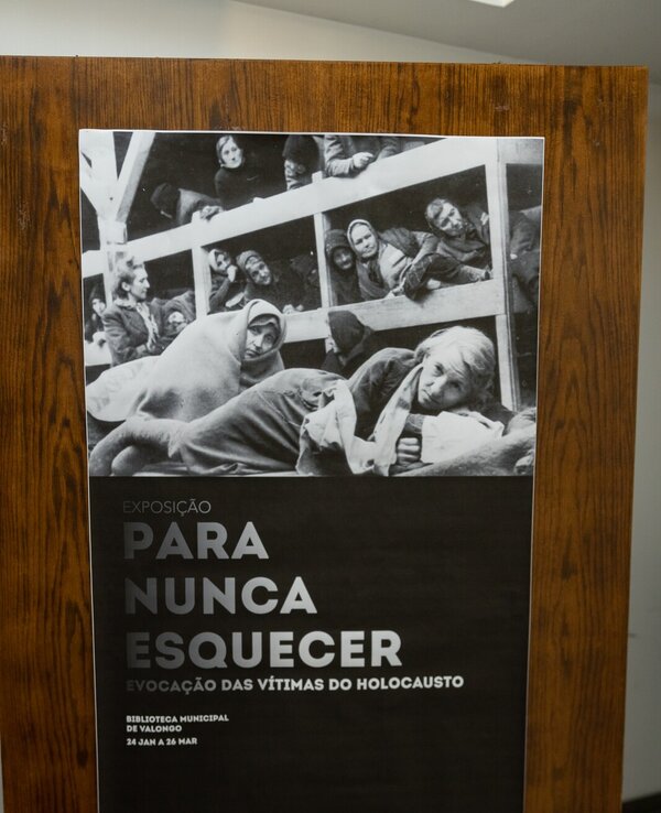 Cartaz da exposição 'Para Nunca Esquecer' sobre o Holocausto.
