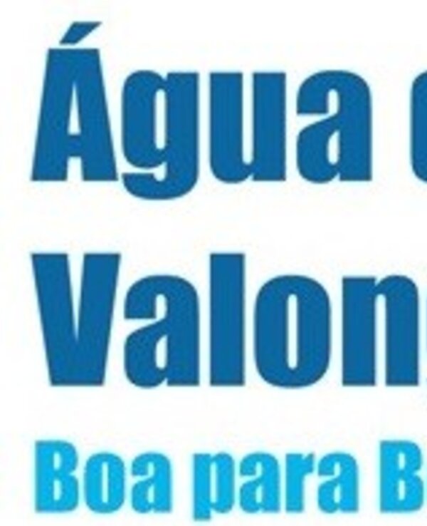 Imagem de uma mão a encher um copo com água de Valongo.