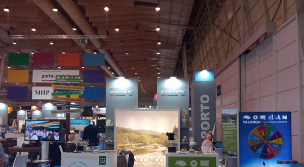 Stand de Valongo numa feira, com painéis informativos e uma tela.