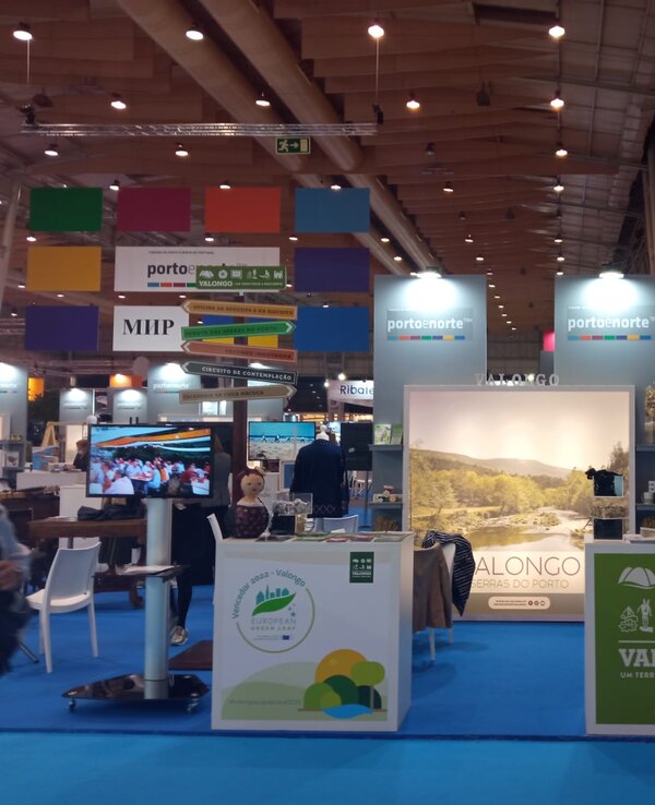 Stand de Valongo numa feira, com painéis informativos e uma tela.