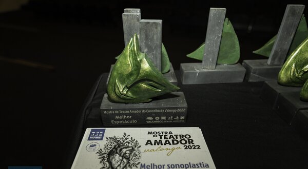 Estatuetas da Mostra de Teatro Amador de Valongo 2022 e folheto informativo.