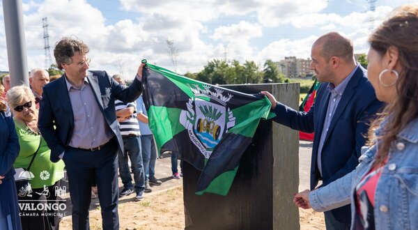 Cerimónia de descerramento de uma placa com a bandeira de Valongo.