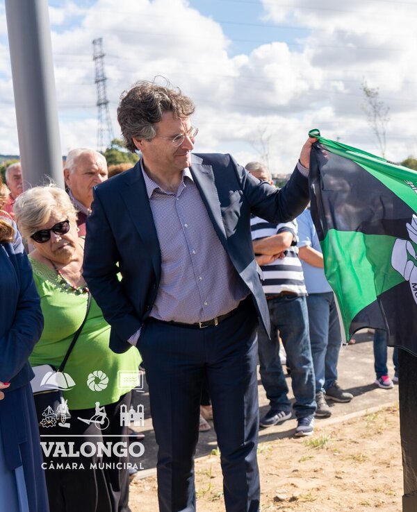 Cerimónia de descerramento de uma placa com a bandeira de Valongo.