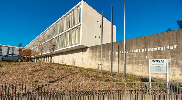 Fachada do Centro de Saúde de Ermesinde com céu azul ao fundo.