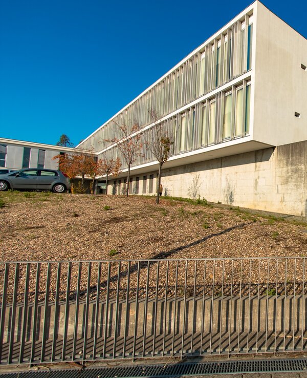 Fachada do Centro de Saúde de Ermesinde com céu azul ao fundo.