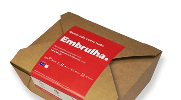 Caixa de papel castanho com rótulo vermelho a dizer 'Embrulha'.