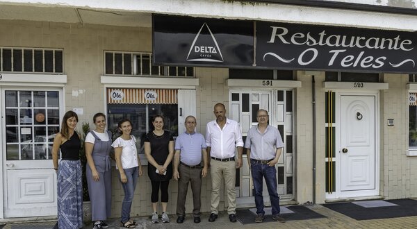 Grupo de pessoas em frente ao Restaurante O Teles, em Valongo.