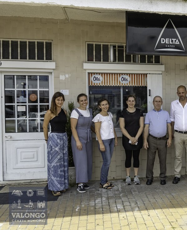 Grupo de pessoas em frente ao Restaurante O Teles, em Valongo.