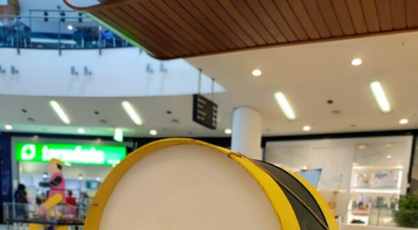 Um grande tambor decorativo com a inscrição 'Festa do Brinquedo'.