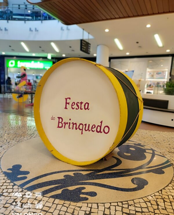 Um grande tambor decorativo com a inscrição 'Festa do Brinquedo'.