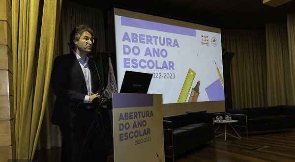 Homem a falar num evento sobre a abertura do ano escolar 2022-2023.