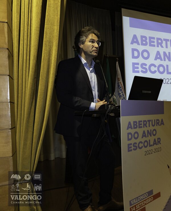 Homem a falar num evento sobre a abertura do ano escolar 2022-2023.