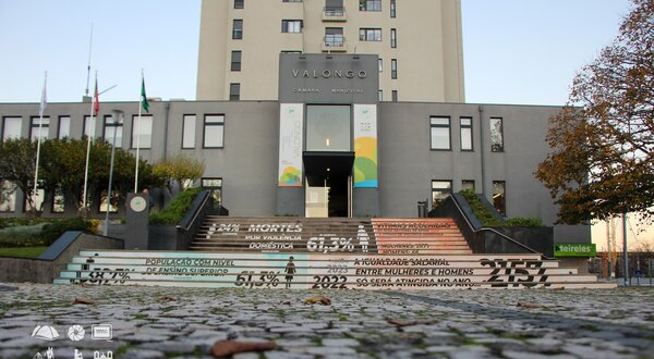 Escadaria da Câmara Municipal de Valongo com dados sobre violência doméstica.