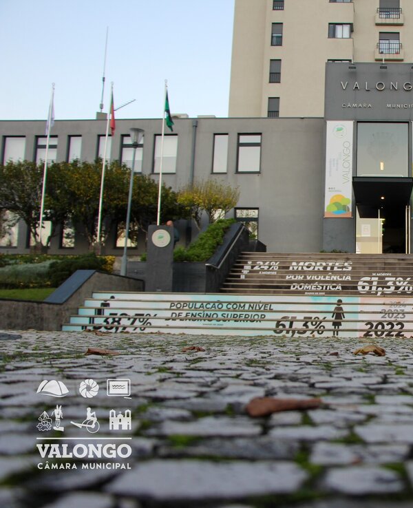 Escadaria da Câmara Municipal de Valongo com dados sobre violência doméstica.