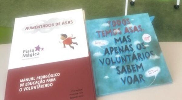 Dois livros sobre voluntariado, um com ilustração de criança a voar.