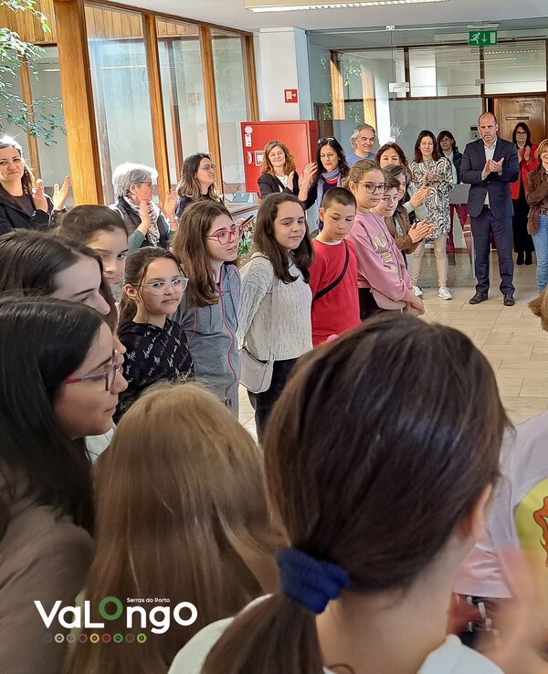 Grupo de crianças e adultos reunidos num ambiente de celebração.