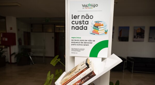 Painel informativo sobre a troca de livros na biblioteca ValLongo.