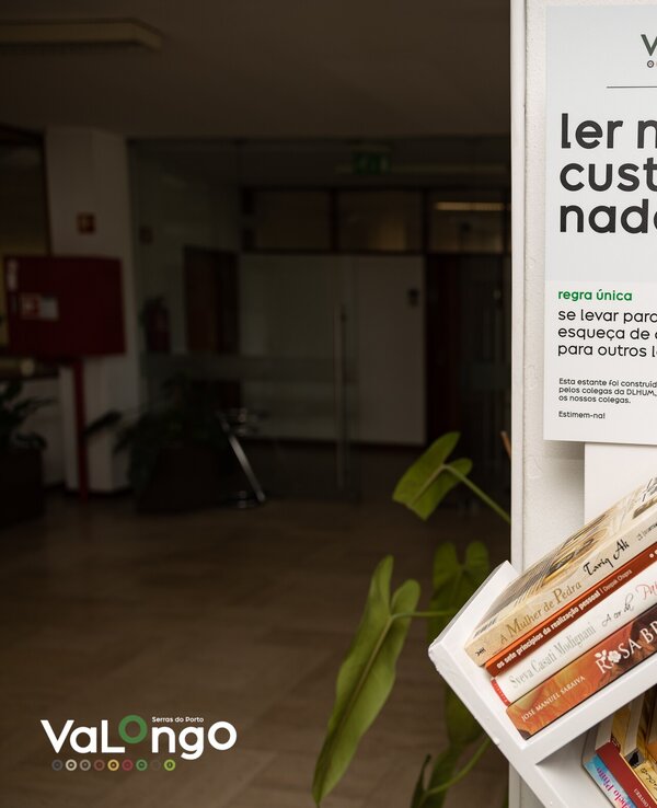 Painel informativo sobre a troca de livros na biblioteca ValLongo.