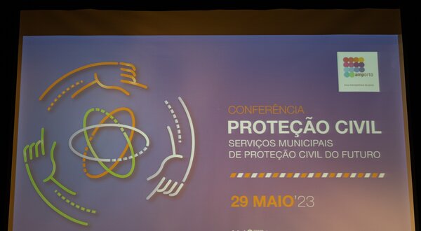 Cartaz da conferência sobre proteção civil, com data e logótipos.