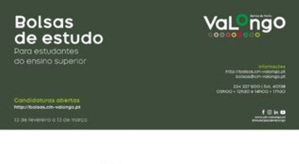 Estudantes segurando cadernos e livros, com foco em uma jovem à frente.