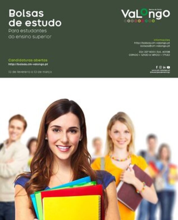 Estudantes segurando cadernos e livros, com foco em uma jovem à frente.