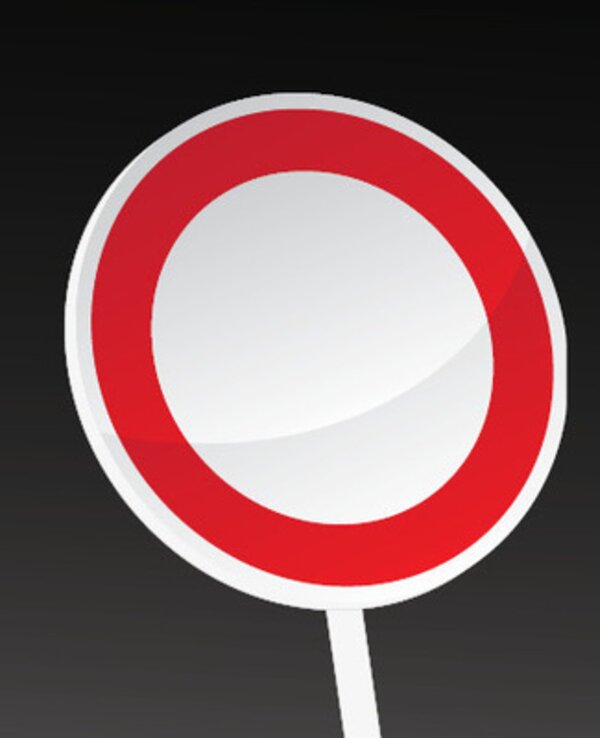 Sinal de trânsito redondo com fundo branco e borda vermelha, ao lado de uma estrada.