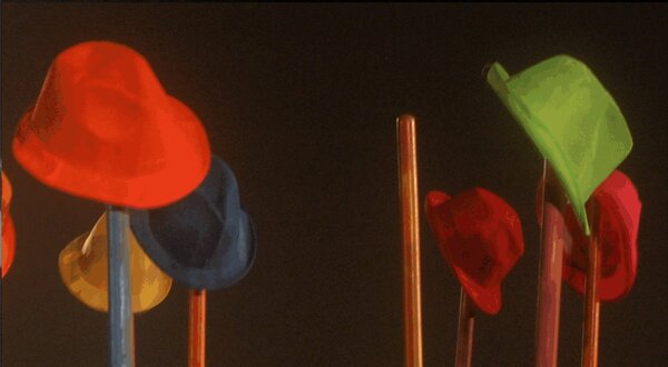 Cartaz do curso de teatro adulto com chapéus coloridos em destaque.