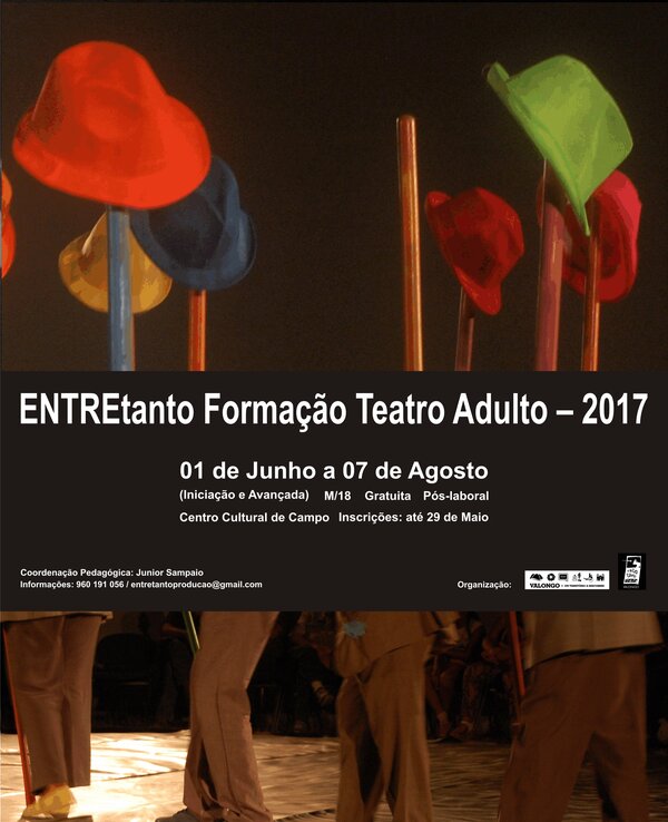 Cartaz do curso de teatro adulto com chapéus coloridos em destaque.