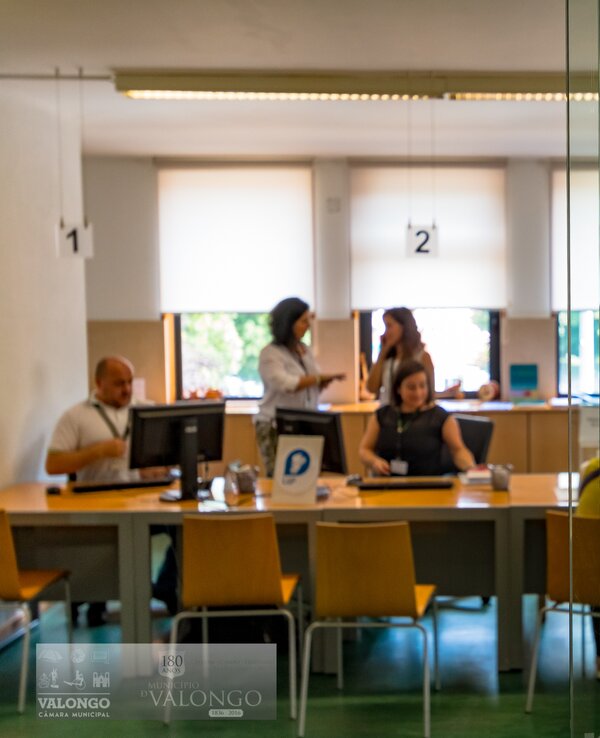 Cartaz informativo sobre atendimento a pessoas surdas em espaço público.