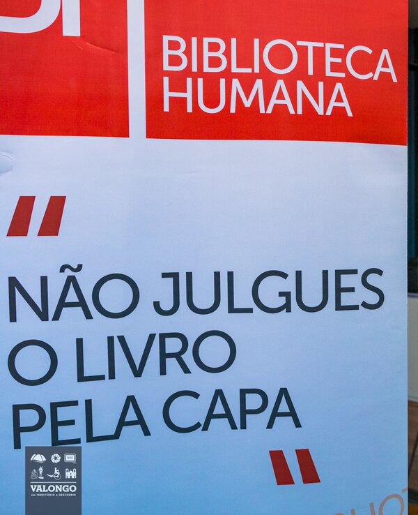 Painel da Biblioteca Humana com a frase 'Não julges o livro pela capa'.