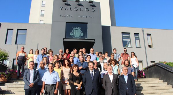 Grupo de pessoas posando em frente à Câmara Municipal de Valongo.