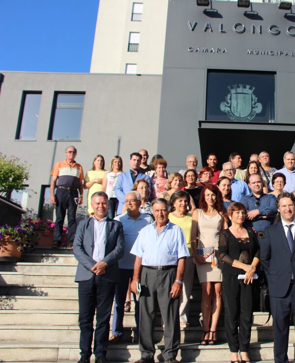 Grupo de pessoas posando em frente à Câmara Municipal de Valongo.