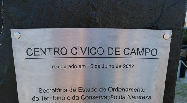 Placa de inauguração do Centro Cívico de Campo, datada de 15 de Julho de 2017.