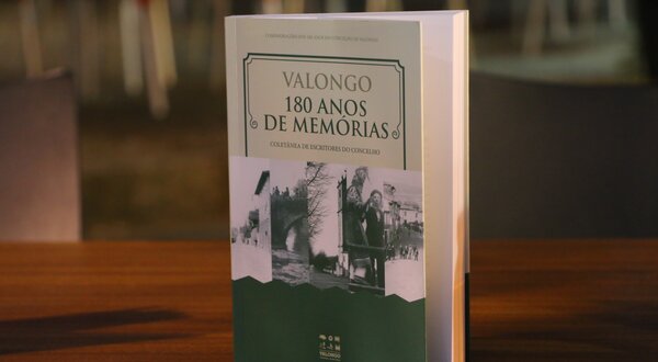 Livro intitulado 'Valongo 180 Anos de Memórias' em cima de uma mesa.