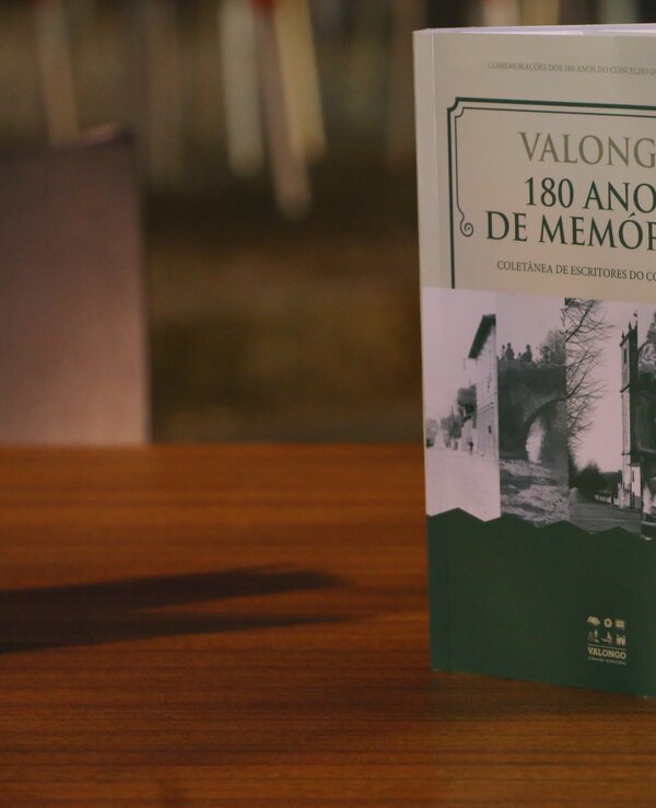 Livro intitulado 'Valongo 180 Anos de Memórias' em cima de uma mesa.