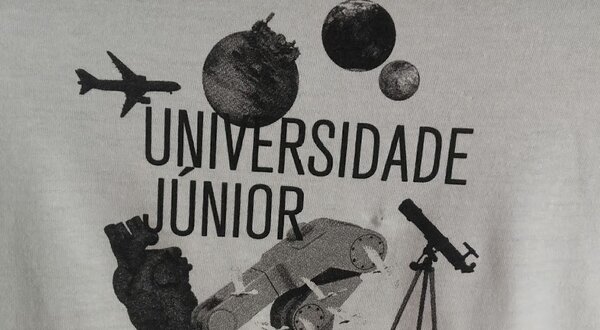 Design de t-shirt com elementos científicos e a frase 'Universidade Júnior'.