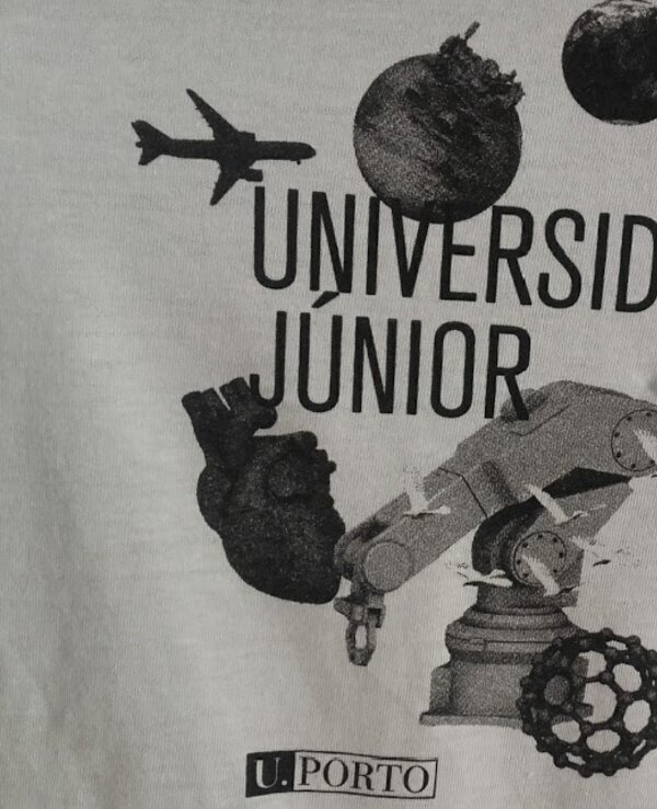 Design de t-shirt com elementos científicos e a frase 'Universidade Júnior'.