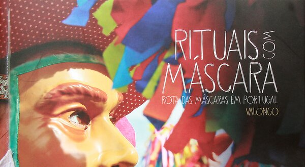 Capa de livro sobre máscaras em Portugal, com cores vibrantes e detalhes festivos.