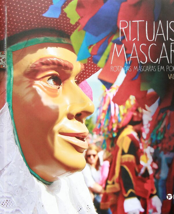 Capa de livro sobre máscaras em Portugal, com cores vibrantes e detalhes festivos.