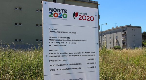 Painel informativo sobre projeto de modernização em Valongo.